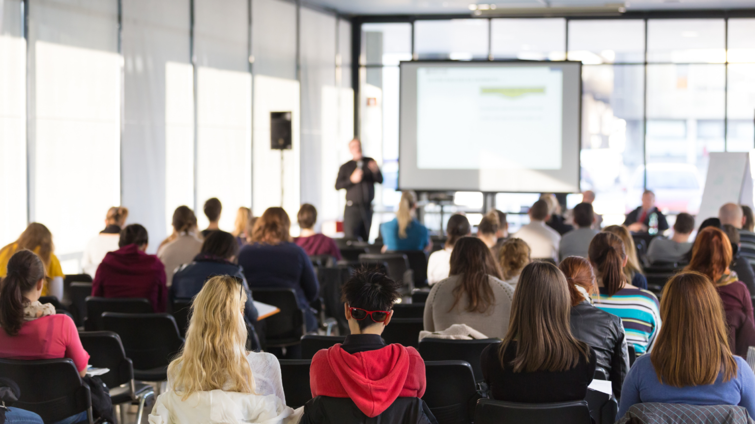 Creemos en una psicoterapia clara y eficaz: valoración telefónica inicial para entender tu caso (la primera consulta de valoración gratuita), objetivos concretos, y un itinerario que combina tratamientos psicológicos a domicilio, terapia online, EMDR e intervenciones puntuales según tus necesidades: depresión, gestión emocional, traumas, habilidades sociales o fobias.